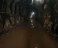 Construção de um túnel de 1,2 mil metros de extensão e oito metros de diâmetro, saindo do Parque de Exposições Jayme Canet Júnior e seguindo até o Rio Marrecas, pouco à frente do bairro Padre Ulrico. O túnel vai agilizar o escoamento da água para evitar que outros rios sejam represados e provoquem alagamentos na cidade de Francisco Beltrao. Foto: Geraldo Bubniak/AEN