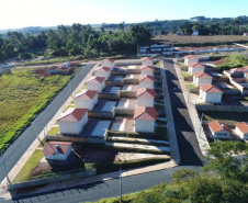 A Cohapar entregou nesta quarta-feira (15) o primeiro dos três conjuntos habitacionais construídos no município de Carambeí, na região dos Campos Gerais. Ainda nesta semana serão entregues os residenciais Jardim Novo Horizonte (quinta-feira) e Jardim Eldorado (sexta-feira), somando 154 unidades. Todos os imóveis são financiados pelo Fundo de Arrendamento Residencial (FAR).