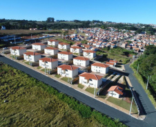 A Cohapar entregou nesta quarta-feira (15) o primeiro dos três conjuntos habitacionais construídos no município de Carambeí, na região dos Campos Gerais. Ainda nesta semana serão entregues os residenciais Jardim Novo Horizonte (quinta-feira) e Jardim Eldorado (sexta-feira), somando 154 unidades. Todos os imóveis são financiados pelo Fundo de Arrendamento Residencial (FAR).