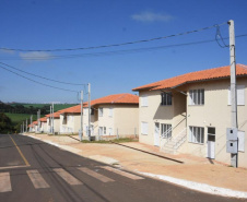 A Cohapar entregou nesta quarta-feira (15) o primeiro dos três conjuntos habitacionais construídos no município de Carambeí, na região dos Campos Gerais. Ainda nesta semana serão entregues os residenciais Jardim Novo Horizonte (quinta-feira) e Jardim Eldorado (sexta-feira), somando 154 unidades. Todos os imóveis são financiados pelo Fundo de Arrendamento Residencial (FAR).