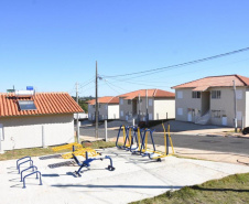 A Cohapar entregou nesta quarta-feira (15) o primeiro dos três conjuntos habitacionais construídos no município de Carambeí, na região dos Campos Gerais. Ainda nesta semana serão entregues os residenciais Jardim Novo Horizonte (quinta-feira) e Jardim Eldorado (sexta-feira), somando 154 unidades. Todos os imóveis são financiados pelo Fundo de Arrendamento Residencial (FAR).