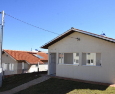 A Cohapar entregou nesta quarta-feira (15) o primeiro dos três conjuntos habitacionais construídos no município de Carambeí, na região dos Campos Gerais. Ainda nesta semana serão entregues os residenciais Jardim Novo Horizonte (quinta-feira) e Jardim Eldorado (sexta-feira), somando 154 unidades. Todos os imóveis são financiados pelo Fundo de Arrendamento Residencial (FAR).