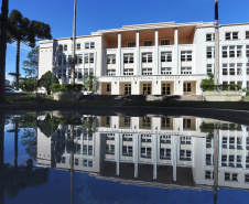 O Colégio Estadual do Paraná (CEP), localizado em Curitiba, está passando pela maior reforma e restauro da história. A sede atual do Colégio foi inaugurada em 1950 e desde então nunca havia sido restaurada. Algumas reformas foram feitas ao longo dos anos, mas esta é a primeira vez que o prédio é restaurando, preservando e resgatando características originais da edificação.