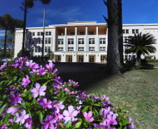 O Colégio Estadual do Paraná (CEP), localizado em Curitiba, está passando pela maior reforma e restauro da história. A sede atual do Colégio foi inaugurada em 1950 e desde então nunca havia sido restaurada. Algumas reformas foram feitas ao longo dos anos, mas esta é a primeira vez que o prédio é restaurando, preservando e resgatando características originais da edificação.