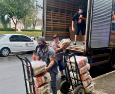 A Secretaria da Justiça, Família e Trabalho do Governo do Paraná (Sejuf), por meio do Departamento de Políticas para Pessoa com Deficiência, está distribuindo 19.190 cestas básicas para prover a segurança alimentar emergencial às famílias de pessoas com deficiência que se encontram em vulnerabilidade social e que foram afetadas pela pandemia da Covid-19. No total serão 260 municípios beneficiados, ou seja, mais de 65% do total dos municípios paranaenses. 
Foto:SEJUF