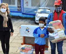 A Secretaria da Justiça, Família e Trabalho do Governo do Paraná (Sejuf), por meio do Departamento de Políticas para Pessoa com Deficiência, está distribuindo 19.190 cestas básicas para prover a segurança alimentar emergencial às famílias de pessoas com deficiência que se encontram em vulnerabilidade social e que foram afetadas pela pandemia da Covid-19. No total serão 260 municípios beneficiados, ou seja, mais de 65% do total dos municípios paranaenses. 
Foto:SEJUF