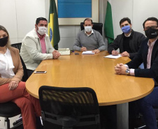 Foi assinado nesta quarta-feira (15) um termo de cooperação entre a Secretaria da Administração e da Previdência e a Secretaria de Planejamento e Gestão de Minas Gerais (Seplag) pelo qual o Paraná receberá o Sistema Eletrônico de Leilões desenvolvido pelo executivo mineiro