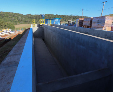 As obras da nova captação de água de Cascavel nas margens do Rio São José, no Distrito de São Salvador, a barragem no rio, as estações de bombeamento e um desarenador, que terá a função de retirar os materiais mais pesados da água, como areia e terra. A nova estrutura ampliará em 25% a capacidade de tratamento de água no município.Foto: Geraldo Bubniak/AEN