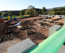 As obras da nova captação de água de Cascavel nas margens do Rio São José, no Distrito de São Salvador, a barragem no rio, as estações de bombeamento e um desarenador, que terá a função de retirar os materiais mais pesados da água, como areia e terra. A nova estrutura ampliará em 25% a capacidade de tratamento de água no município.Foto: Geraldo Bubniak/AEN