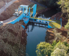 As obras da nova captação de água de Cascavel nas margens do Rio São José, no Distrito de São Salvador, a barragem no rio, as estações de bombeamento e um desarenador, que terá a função de retirar os materiais mais pesados da água, como areia e terra. A nova estrutura ampliará em 25% a capacidade de tratamento de água no município.Foto: Geraldo Bubniak/AEN