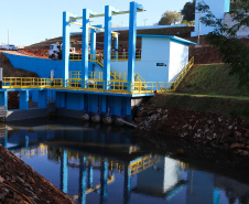 As obras da nova captação de água de Cascavel nas margens do Rio São José, no Distrito de São Salvador, a barragem no rio, as estações de bombeamento e um desarenador, que terá a função de retirar os materiais mais pesados da água, como areia e terra. A nova estrutura ampliará em 25% a capacidade de tratamento de água no município.Foto: Geraldo Bubniak/AEN