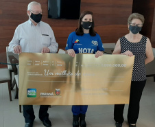 Nota Paraná entrega cheques de R$ 1 milhão e de R$ 200 mil aos sorteados de julho. Foto:SEFA