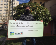 Nota Paraná entrega cheques de R$ 1 milhão e de R$ 200 mil aos sorteados de julho. Foto:SEFA