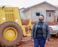 Novas casas e regularização transformam a vida de famílias em Cantagalo. Na foto, Silvana Aparecida dos Santos Teixeira.
. Foto:Gilson Abreu/AEN