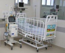 O secretário de Estado da Saúde Beto Preto entrega 57 novos leitos no Hospital Universitário (HU) de Londrina, sendo destinados exclusivamente aos pacientes confirmados e suspeitos da Covid-19, sendo 32 de UTI (adulto e pediátrica) e 25 de enfermaria.   20/07/2020 -  Foto: Geraldo Bubniak/AEN