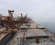 Um novo embarque recorde está sendo realizado no Corredor de Exportação do Porto de Paranaguá, nesta semana. No berço 214, o navio E.R Bayonne carrega 104,2 mil toneladas de farelo de soja. Este é o maior volume de granel de exportação já movimentado pelo porto.
Foto: Claudio Neves