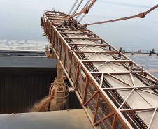 Um novo embarque recorde está sendo realizado no Corredor de Exportação do Porto de Paranaguá, nesta semana. No berço 214, o navio E.R Bayonne carrega 104,2 mil toneladas de farelo de soja. Este é o maior volume de granel de exportação já movimentado pelo porto.
Foto: Claudio Neves