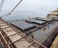 Um novo embarque recorde está sendo realizado no Corredor de Exportação do Porto de Paranaguá, nesta semana. No berço 214, o navio E.R Bayonne carrega 104,2 mil toneladas de farelo de soja. Este é o maior volume de granel de exportação já movimentado pelo porto.
Foto: Claudio Neves