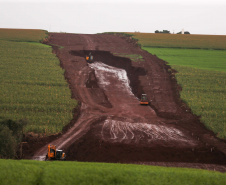 Obras do contorno viário de Palotina que terá extensão de cerca de 16 km e está sendo construído para desviar o trânsito de caminhões do centro da cidade.Foto: Geraldo Bubniak/AEN