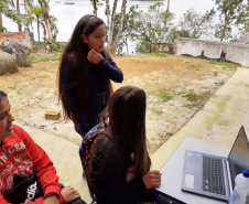 Professores realizam tutoria pedagógica via Meet com alunos das ilhas do litoral paranaense. Foto:SEED