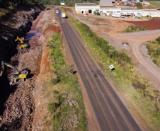 Serviços de terraplanagem, pavimentação e drenagem do Contorno Noroeste em Francisco Beltrao, que irá tirar o tráfego pesado de caminhões de dentro da cidade. O acesso rodoviário terá 5,2 quilômetros de extensão, ligando a PR-180 com a PR-483, e contará com cinco trincheiras e viadutos, duas faixas, além de acostamentos com 2,5 metros de largura e mais de dois quilômetros de terceiras faixas.Foto: Geraldo Bubniak/AEN