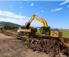 Serviços de terraplanagem, pavimentação e drenagem do Contorno Noroeste em Francisco Beltrao, que irá tirar o tráfego pesado de caminhões de dentro da cidade. O acesso rodoviário terá 5,2 quilômetros de extensão, ligando a PR-180 com a PR-483, e contará com cinco trincheiras e viadutos, duas faixas, além de acostamentos com 2,5 metros de largura e mais de dois quilômetros de terceiras faixas.Foto: Geraldo Bubniak/AEN