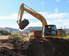 Serviços de terraplanagem, pavimentação e drenagem do Contorno Noroeste em Francisco Beltrao, que irá tirar o tráfego pesado de caminhões de dentro da cidade. O acesso rodoviário terá 5,2 quilômetros de extensão, ligando a PR-180 com a PR-483, e contará com cinco trincheiras e viadutos, duas faixas, além de acostamentos com 2,5 metros de largura e mais de dois quilômetros de terceiras faixas.Foto: Geraldo Bubniak/AEN