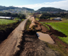 Serviços de terraplanagem, pavimentação e drenagem do Contorno Noroeste em Francisco Beltrao, que irá tirar o tráfego pesado de caminhões de dentro da cidade. O acesso rodoviário terá 5,2 quilômetros de extensão, ligando a PR-180 com a PR-483, e contará com cinco trincheiras e viadutos, duas faixas, além de acostamentos com 2,5 metros de largura e mais de dois quilômetros de terceiras faixas.Foto: Geraldo Bubniak/AEN