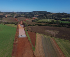 Serviços de terraplanagem, pavimentação e drenagem do Contorno Noroeste em Francisco Beltrao, que irá tirar o tráfego pesado de caminhões de dentro da cidade. O acesso rodoviário terá 5,2 quilômetros de extensão, ligando a PR-180 com a PR-483, e contará com cinco trincheiras e viadutos, duas faixas, além de acostamentos com 2,5 metros de largura e mais de dois quilômetros de terceiras faixas.Foto: Geraldo Bubniak/AEN