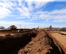 Serviços de terraplanagem, pavimentação e drenagem do Contorno Noroeste em Francisco Beltrao, que irá tirar o tráfego pesado de caminhões de dentro da cidade. O acesso rodoviário terá 5,2 quilômetros de extensão, ligando a PR-180 com a PR-483, e contará com cinco trincheiras e viadutos, duas faixas, além de acostamentos com 2,5 metros de largura e mais de dois quilômetros de terceiras faixas.Foto: Geraldo Bubniak/AEN