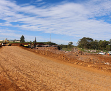 Serviços de terraplanagem, pavimentação e drenagem do Contorno Noroeste em Francisco Beltrao, que irá tirar o tráfego pesado de caminhões de dentro da cidade. O acesso rodoviário terá 5,2 quilômetros de extensão, ligando a PR-180 com a PR-483, e contará com cinco trincheiras e viadutos, duas faixas, além de acostamentos com 2,5 metros de largura e mais de dois quilômetros de terceiras faixas.Foto: Geraldo Bubniak/AEN