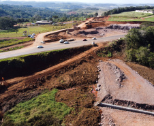 Serviços de terraplanagem, pavimentação e drenagem do Contorno Noroeste em Francisco Beltrao, que irá tirar o tráfego pesado de caminhões de dentro da cidade. O acesso rodoviário terá 5,2 quilômetros de extensão, ligando a PR-180 com a PR-483, e contará com cinco trincheiras e viadutos, duas faixas, além de acostamentos com 2,5 metros de largura e mais de dois quilômetros de terceiras faixas.Foto: Geraldo Bubniak/AEN