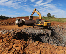 Serviços de terraplanagem, pavimentação e drenagem do Contorno Noroeste em Francisco Beltrao, que irá tirar o tráfego pesado de caminhões de dentro da cidade. O acesso rodoviário terá 5,2 quilômetros de extensão, ligando a PR-180 com a PR-483, e contará com cinco trincheiras e viadutos, duas faixas, além de acostamentos com 2,5 metros de largura e mais de dois quilômetros de terceiras faixas.Foto: Geraldo Bubniak/AEN