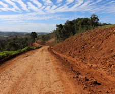 Serviços de terraplanagem, pavimentação e drenagem do Contorno Noroeste em Francisco Beltrao, que irá tirar o tráfego pesado de caminhões de dentro da cidade. O acesso rodoviário terá 5,2 quilômetros de extensão, ligando a PR-180 com a PR-483, e contará com cinco trincheiras e viadutos, duas faixas, além de acostamentos com 2,5 metros de largura e mais de dois quilômetros de terceiras faixas.Foto: Geraldo Bubniak/AEN