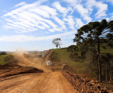 Serviços de terraplanagem, pavimentação e drenagem do Contorno Noroeste em Francisco Beltrao, que irá tirar o tráfego pesado de caminhões de dentro da cidade. O acesso rodoviário terá 5,2 quilômetros de extensão, ligando a PR-180 com a PR-483, e contará com cinco trincheiras e viadutos, duas faixas, além de acostamentos com 2,5 metros de largura e mais de dois quilômetros de terceiras faixas.Foto: Geraldo Bubniak/AEN