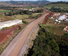 Serviços de terraplanagem, pavimentação e drenagem do Contorno Noroeste em Francisco Beltrao, que irá tirar o tráfego pesado de caminhões de dentro da cidade. O acesso rodoviário terá 5,2 quilômetros de extensão, ligando a PR-180 com a PR-483, e contará com cinco trincheiras e viadutos, duas faixas, além de acostamentos com 2,5 metros de largura e mais de dois quilômetros de terceiras faixas.Foto: Geraldo Bubniak/AEN