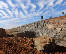 Serviços de terraplanagem, pavimentação e drenagem do Contorno Noroeste em Francisco Beltrao, que irá tirar o tráfego pesado de caminhões de dentro da cidade. O acesso rodoviário terá 5,2 quilômetros de extensão, ligando a PR-180 com a PR-483, e contará com cinco trincheiras e viadutos, duas faixas, além de acostamentos com 2,5 metros de largura e mais de dois quilômetros de terceiras faixas.Foto: Geraldo Bubniak/AEN