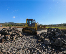 Serviços de terraplanagem, pavimentação e drenagem do Contorno Noroeste em Francisco Beltrao, que irá tirar o tráfego pesado de caminhões de dentro da cidade. O acesso rodoviário terá 5,2 quilômetros de extensão, ligando a PR-180 com a PR-483, e contará com cinco trincheiras e viadutos, duas faixas, além de acostamentos com 2,5 metros de largura e mais de dois quilômetros de terceiras faixas.Foto: Geraldo Bubniak/AEN