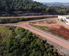 Serviços de terraplanagem, pavimentação e drenagem do Contorno Noroeste em Francisco Beltrao, que irá tirar o tráfego pesado de caminhões de dentro da cidade. O acesso rodoviário terá 5,2 quilômetros de extensão, ligando a PR-180 com a PR-483, e contará com cinco trincheiras e viadutos, duas faixas, além de acostamentos com 2,5 metros de largura e mais de dois quilômetros de terceiras faixas.Foto: Geraldo Bubniak/AEN