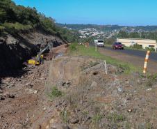 Serviços de terraplanagem, pavimentação e drenagem do Contorno Noroeste em Francisco Beltrao, que irá tirar o tráfego pesado de caminhões de dentro da cidade. O acesso rodoviário terá 5,2 quilômetros de extensão, ligando a PR-180 com a PR-483, e contará com cinco trincheiras e viadutos, duas faixas, além de acostamentos com 2,5 metros de largura e mais de dois quilômetros de terceiras faixas.Foto: Geraldo Bubniak/AEN