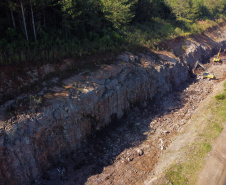 Serviços de terraplanagem, pavimentação e drenagem do Contorno Noroeste em Francisco Beltrao, que irá tirar o tráfego pesado de caminhões de dentro da cidade. O acesso rodoviário terá 5,2 quilômetros de extensão, ligando a PR-180 com a PR-483, e contará com cinco trincheiras e viadutos, duas faixas, além de acostamentos com 2,5 metros de largura e mais de dois quilômetros de terceiras faixas.Foto: Geraldo Bubniak/AEN