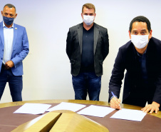 Com a assinatura do documento, será permitido que ambos os órgãos, Guarda Municipal de Paranaguá e Secretaria da Segurança Pública, possam compartilhar informações dos sistemas internos de segurança.
Foto: Divulgação/SESP