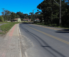 Pavimentação da Avenida das Araucárias ? conhecida como Estrada da Ladeira ?, que liga o município de São João do Triunfo a PR-151, obra que é pleiteada ao governo do estado do Paraná há mais de 100 anos. Com 2,6 quilômetros, a obra custou cerca de R$ 4 milhões com recursos da Prefeitura Municipal de São João do Triunfo, Governo Estadual e Federal. Foto: Geraldo Bubniak/AEN