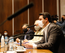 A transferência dos recursos do Legislativo para o Executivo foi formalizada nesta segunda-feira (03), em cerimônia no Palácio Iguaçu, com o governador Carlos Massa Ratinho Junior e o presidente da Assembleia, Ademar Traiano.
