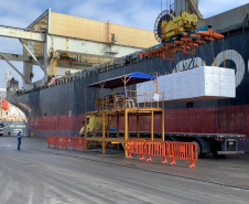O Porto de Paranaguá faz nesta semana uma operação diferente. O navio Penguin Arrow, atracado no berço 215, opera, simultaneamente, dois tipos de cargas diferentes. Ao mesmo tempo que descarrega malte, é embarcada 45.758 toneladas de celulose – a segunda maior quantidade do produto movimentada no porto paranaense.