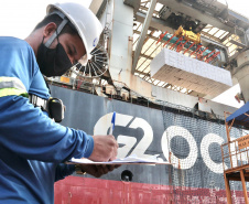 O Porto de Paranaguá faz nesta semana uma operação diferente. O navio Penguin Arrow, atracado no berço 215, opera, simultaneamente, dois tipos de cargas diferentes. Ao mesmo tempo que descarrega malte, é embarcada 45.758 toneladas de celulose – a segunda maior quantidade do produto movimentada no porto paranaense.