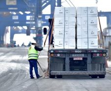 O Porto de Paranaguá faz nesta semana uma operação diferente. O navio Penguin Arrow, atracado no berço 215, opera, simultaneamente, dois tipos de cargas diferentes. Ao mesmo tempo que descarrega malte, é embarcada 45.758 toneladas de celulose – a segunda maior quantidade do produto movimentada no porto paranaense.