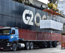 O Porto de Paranaguá faz nesta semana uma operação diferente. O navio Penguin Arrow, atracado no berço 215, opera, simultaneamente, dois tipos de cargas diferentes. Ao mesmo tempo que descarrega malte, é embarcada 45.758 toneladas de celulose – a segunda maior quantidade do produto movimentada no porto paranaense.
