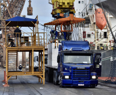 O Porto de Paranaguá faz nesta semana uma operação diferente. O navio Penguin Arrow, atracado no berço 215, opera, simultaneamente, dois tipos de cargas diferentes. Ao mesmo tempo que descarrega malte, é embarcada 45.758 toneladas de celulose – a segunda maior quantidade do produto movimentada no porto paranaense.