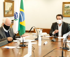 grandes empresas para apoiar os pequenos varejos a superarem a crise causada pela pandemia do novo coronavírus. Nesta quinta-feira (06), o governador Carlos Massa Ratinho Junior participou de uma videoconferência com executivos das companhias envolvidas no projeto. A proposta do Movimento Nós é contribuir com a retomada de 21 mil estabelecimentos comerciais do Estado, que empregam cerca de 65 mil pessoas. 
